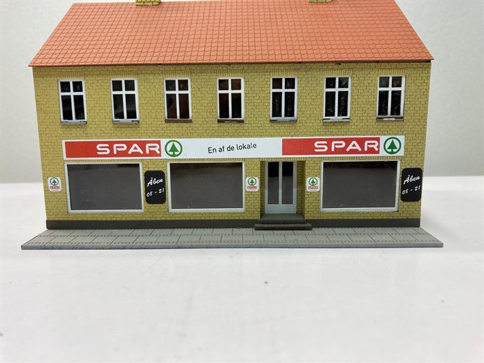 Hobbytrade 87229 Byhus med “Spar” købmand. 2 etager gule sten. H0